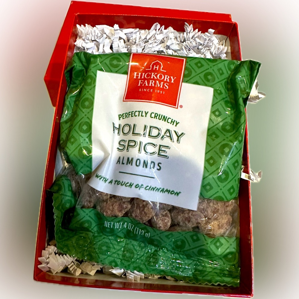 NEW HICKORY FARMS HOLIDAY SPICE ALMONDS CINNAMON CRUNCHY 4OZ GIFT BOX CHRISTMAS